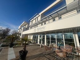 Shana Hotel & Residence