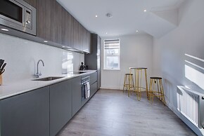 Contemporary 3-bed Apartment in Fulham, London