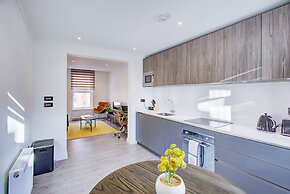 Contemporary 3-bed Apartment in Fulham, London