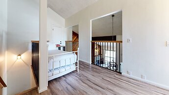 Crestview #2 - Close to The Village, Near Year-round Outdoor Activitie