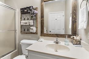 Oak Lane Escape - Branson - Resort Condo on Golf Course w/ Endless Ame