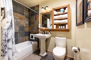 2300 Red Hawk Lodge 3 Bedroom Condo by RedAwning