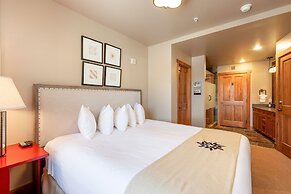 2300 Red Hawk Lodge 3 Bedroom Condo by RedAwning