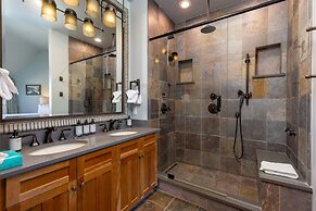 2300 Red Hawk Lodge 3 Bedroom Condo by RedAwning