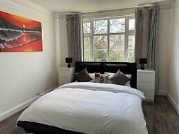 Bright and Spacious 2-bed Apartment in Sutton