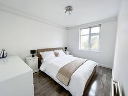 Bright and Spacious 2-bed Apartment in Sutton