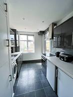 Bright and Spacious 2-bed Apartment in Sutton