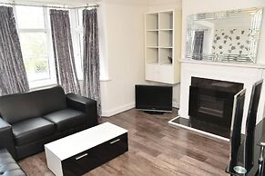 Bright and Spacious 2-bed Apartment in Sutton