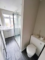 Bright and Spacious 2-bed Apartment in Sutton