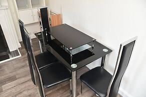 Bright and Spacious 2-bed Apartment in Sutton
