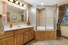 The Lodge on the Creek Branson West Cabin w/ Beautiful Views