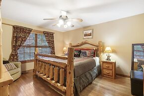 The Lodge on the Creek Branson West Cabin w/ Beautiful Views