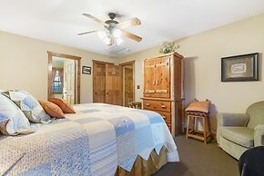 The Lodge on the Creek Branson West Cabin w/ Beautiful Views