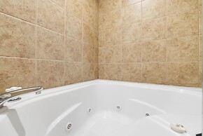 The Lodge on the Creek Branson West Cabin w/ Beautiful Views