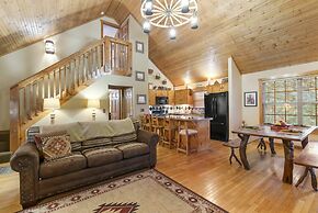 The Lodge on the Creek Branson West Cabin w/ Beautiful Views