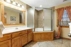 The Lodge on the Creek Branson West Cabin w/ Beautiful Views