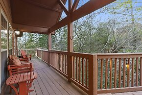 The Lodge on the Creek Branson West Cabin w/ Beautiful Views