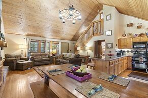 The Lodge on the Creek Branson West Cabin w/ Beautiful Views