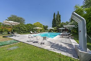 Alberta's Liberty House With Pool