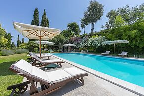 Alberta's Liberty House With Pool