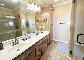 Belle Vue 3 Bedroom Home by RedAwning