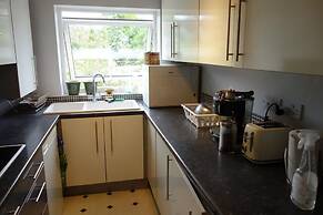 NEW Cosy 2 Bedroom Flat on Englefield Green