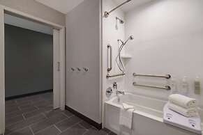 Hampton Inn & Suites Marina