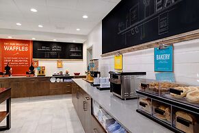 Hampton Inn & Suites Marina