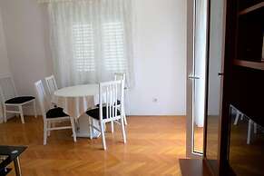 Stunning 2-bed Apartment in Okrug Gornji