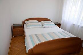 Stunning 2-bed Apartment in Okrug Gornji