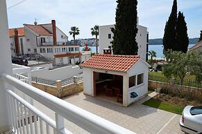 Stunning 2-bed Apartment in Okrug Gornji