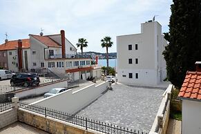 Stunning 2-bed Apartment in Okrug Gornji