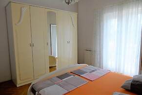 Stunning 2-bed Apartment in Okrug Gornji