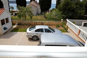 Stunning 2-bed Apartment in Okrug Gornji