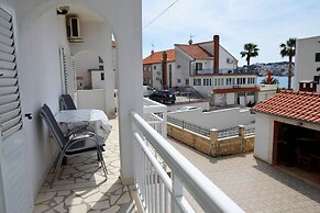 Stunning 2-bed Apartment in Okrug Gornji