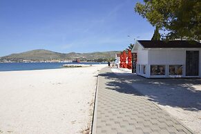 Stunning 2-bed Apartment in Okrug Gornji