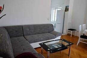 Stunning 2-bed Apartment in Okrug Gornji
