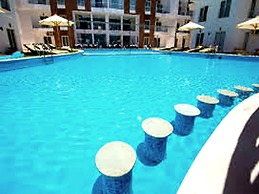 Cozy Pool Level 1-bed Apartment