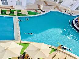 Cozy Pool Level 1-bed Apartment