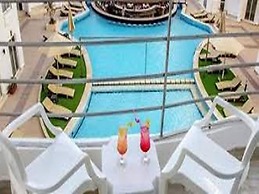 Cozy Pool Level 1-bed Apartment