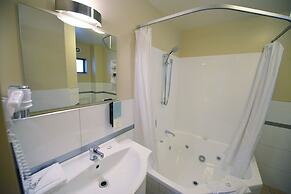 166 Majestic Court Motel