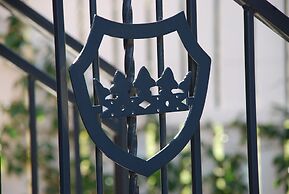 166 Majestic Court Motel