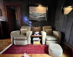 Crew's Quarters Boarding House Caters to Men