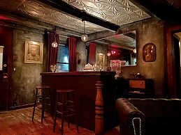 Crew's Quarters Boarding House Caters to Men