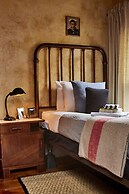 Crew's Quarters Boarding House Caters to Men