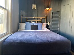 Crew's Quarters Boarding House Caters to Men