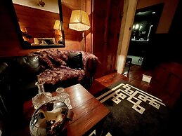 Crew's Quarters Boarding House Caters to Men