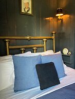 Crew's Quarters Boarding House Caters to Men