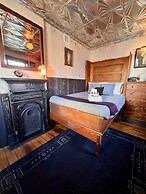 Crew's Quarters Boarding House Caters to Men