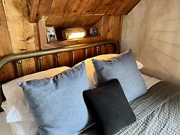 Crew's Quarters Boarding House Caters to Men